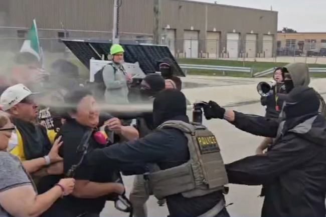 Funkcjonariusz ICE rozpylił gaz pieprzowy na protestujących przed ośrodkiem detencyjnym w Broadview